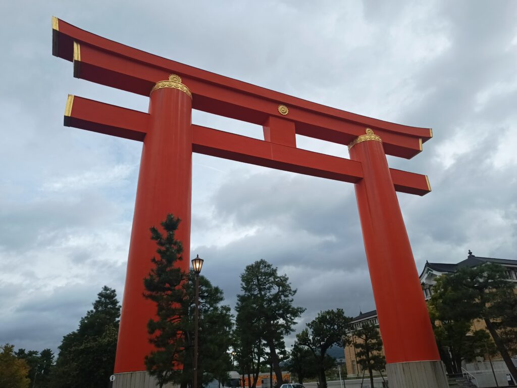 平安神宮前の鳥居の写真。とても大きい